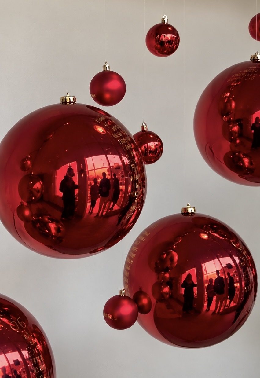 Grandes boules de Noël rouges suspendues