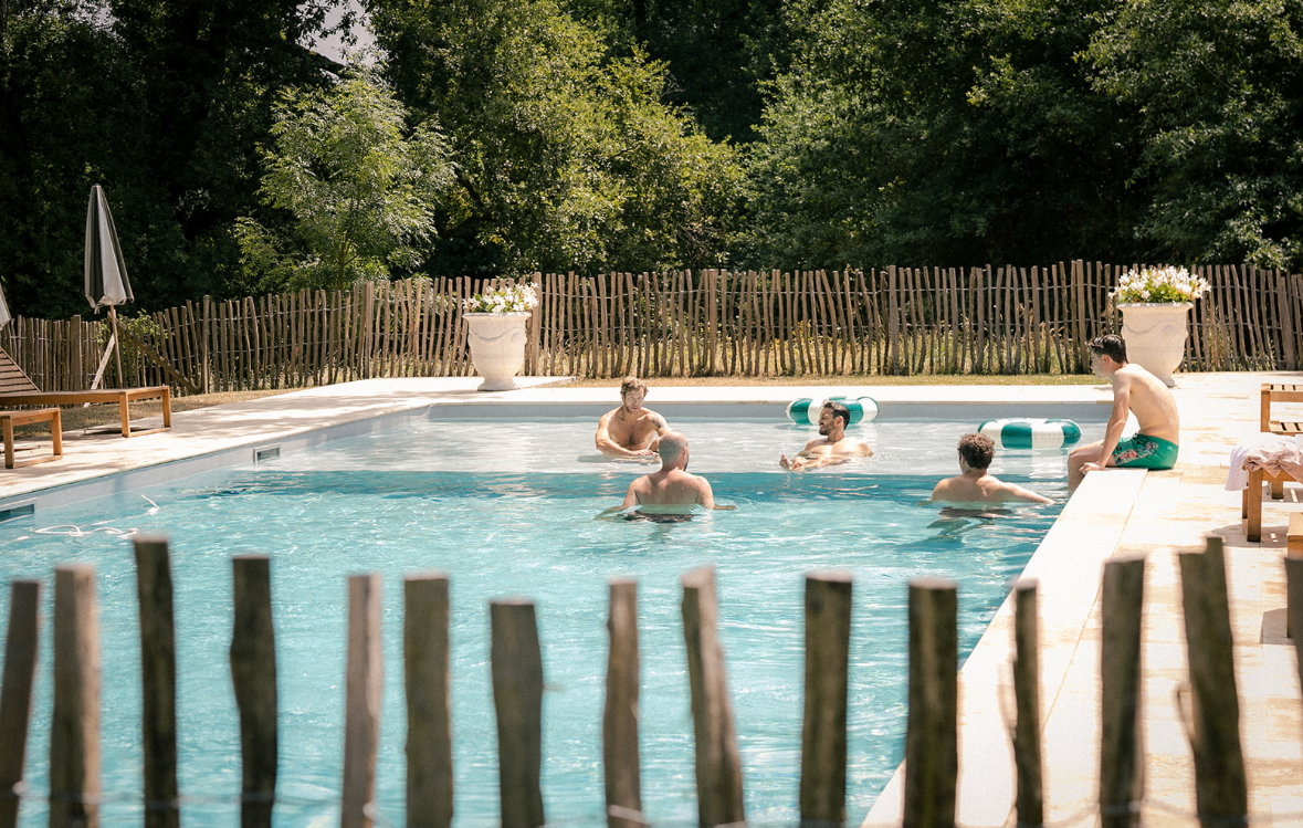 Invités profitant de la piscine pendant un week-end de mariage