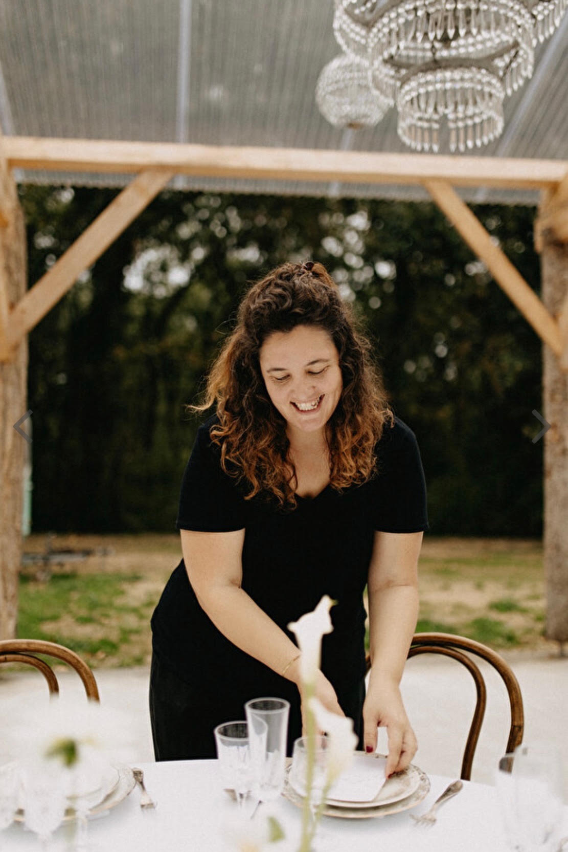 Camille préparant une table de mariage