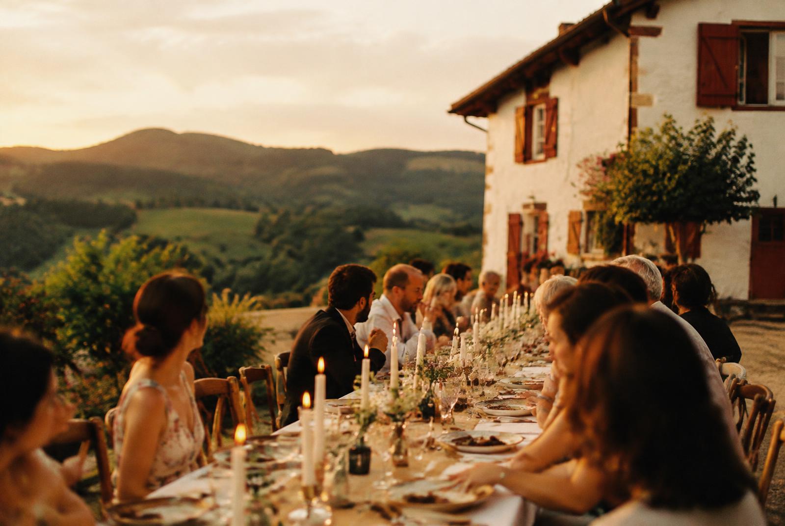 Inspiration de mariage d’été devant la façade d’une maison basque